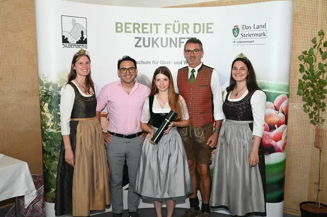 Weinkönigin Magdalena Niederl, Präsident Stefan Potzinger, Sandra Pachner, Dir. Reinhold Holler und Weinhoheit Antonia Hiebaum (v.l.)
 | Foto: FS Silberberg