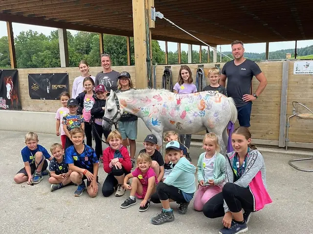 Bunt bemalt und voller Stolz: Die Kinder des Sommercamps beim Besuch am Pferdehof Jantscher mit ihrem Betreuerteam. | Foto: Kathi Jaritz