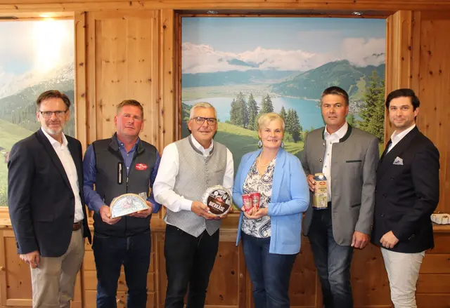 vlnr: Hannes Wilhelmstätter (GF), Johann
Saller-Kraft (ARV), Dipl.-Ing. Dr. Josef
Schwaiger (LR) Claudia Entleitner (LB),
Gerhard Buchner (OM), Martin KubinzkyPapik (GF)  | Foto: Pinzgau Milch