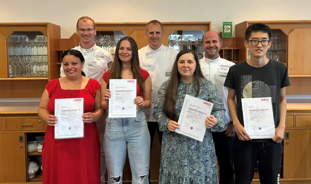 (vorne v. l.): Giulia-Alexandra Draghia, Barbara Sallai, Maria Loredana Bumbar und Cheng Liu - (hinten v. l.): Peter Halper, Markus Buchner und Philipp Szemes (Prüfungskommission) | Foto: WKO Burgenland