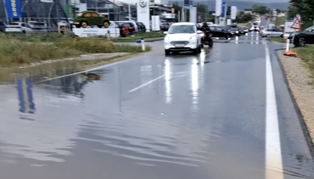 Besonders dramatisch war die Lage auf der sogenannten „Goldenen Meile“ Richtung Umfahrung beim Autohaus Waldviertel – dort stand das Wasser knöcheltief, Autos kämpften sich mühsam durch die überflutete Fahrbahn. | Foto: z.V.g.