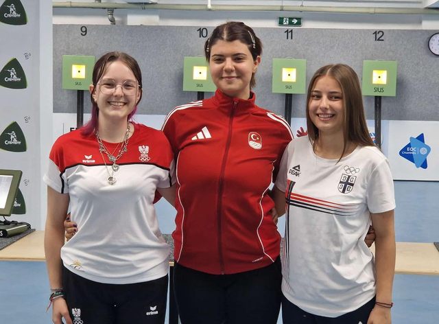 Die Medaillengewinnerinnen im Luftgewehr-Einzel beim European Youth Olympic Festival 2025 in Skopje (v.l.n.r.):
Mia Grosch (SG Wattens)
Elif Altun (Türkei)
Anastasija Zivkovic (Serbien) | Foto: Privat (Grosch)
