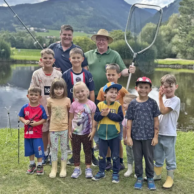 Angeln sorgt offenbar für gute Laune beim Sommerferienprogramm in Kraubath. Bürgermeister Erich Ofner (h. l.) war ebenfalls zu Besuch.  | Foto: Kraubath
