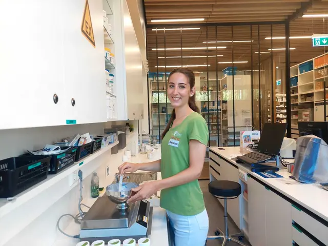 Lea Strobl (20) arbeitet als Feriali in der Steirer Apotheke  | Foto: Amelie Eisner