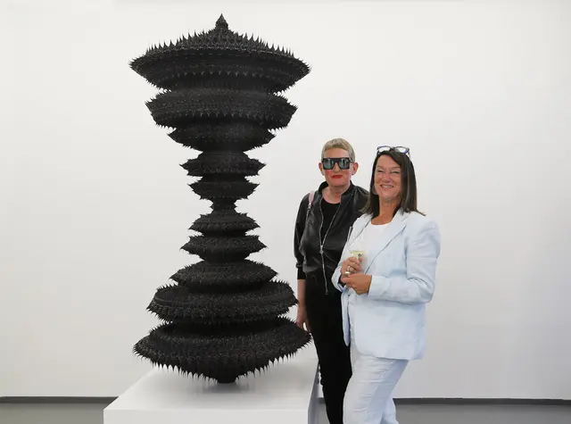 Die deutsche Künstlerin Anke Eilergerhard feierte Salzburg-Premiere mit ihrer Vernissage "Überzuckert" in der Galerie "Eboran" im Salzburger Stadtteil Lehen. Im Bild mit der Gründerin und Leiterin der Galerie, Veronika Hitzl. | Foto: Christian Ecker/EBORAN Galerie