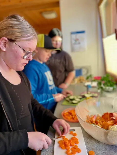 Gemeinsam gesund kochen – ein wichtiger Faktor in Familien. | Foto: Down&Up