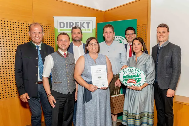 Bezirk St.Pölten Fam. Priesching: LAbg. Otto Auer, LVDV-Obmann Johann Höfinger, NV-Regionaldirektor Martin Gabler, Christine Priesching, Markus Priesching, Landwirtschaftskammer NÖ-Vizepräsident Lorenz Mayr, LVDV-Geschäftsführerin Martina Schauer, „Gutes vom Bauernhof“-Projektleiter Simon Kaiblinger | Foto: LVDV NÖ/Georg Pomaßl