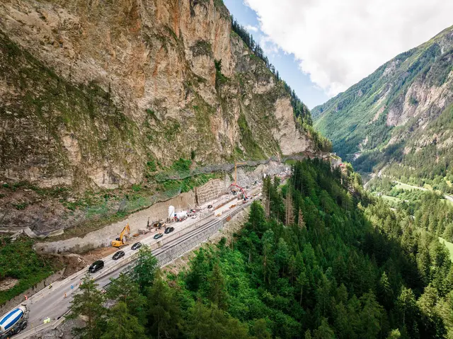Insgesamt werden für den gesamten Bau 23.000 Laufmeter an Pfählen, 2.300 Tonnen Betonstahl und 16.000 Kubikmeter Beton verbaut. | Foto: Land Tirol/Christanell