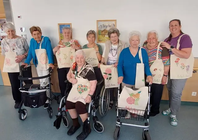 Die kreativen Damen und ihre Kunstwerke: Im Haus Sebastian wurden 100 Stoffbeutel für Notfallmamas gestaltet.  | Foto: Haus Sebastian