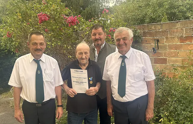 ÖKB-Schriftführer Horst Höfner, Obmann Josef Kohzina und Kassier Erich Wallisch mit dem ausgezeichneten Kameraden Hermann Matzinger. | Foto: ÖKB
