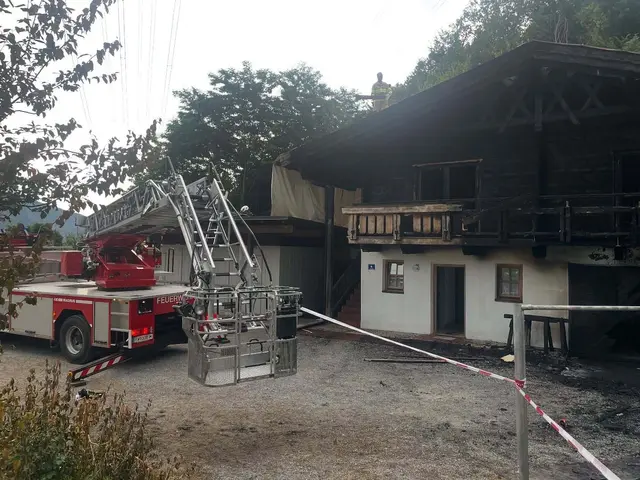 Aufräumarbeiten nach dem Brand. | Foto: FF Silz/FB