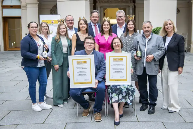 Die SALON Sieger-Weingüter freuen sich über die Prämierung zum SALON Sieger 2025.

SALON Sieger 2025 Bezirk Mistelbach mit Gratulanten (v.l.n.r.): Viktoria Bayer (niederösterreichische Vize-Weinkönigin), Klaus Goldmann (Geschäftsführer Wein Niederösterreich), Laura Hummel (niederösterreichische Weinkönigin), Johannes Schmuckenschlager (Präsident Österreichischer Weinbauverband), Hannah Wetschka (Österreichische Weinkönigin), Chris Yorke (Geschäftsführer ÖWM), Ida Haimel (niederösterreichische Vize-Weinkönigin), Maria Obermayer (Geschäftsführerin Regionales Weinkomitee Weinviertel). | Foto: ÖWM / Robert Herbst
