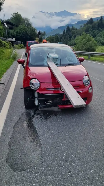 Eine Holzlatte durchstieß die Windschutzscheibe des Fahrzeugs. | Foto: Feuerwehr Maria Alm