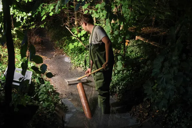 Die Einsatzkräfte bekämpften sofort den giftigen Diesel in dem kleinen Bach.
