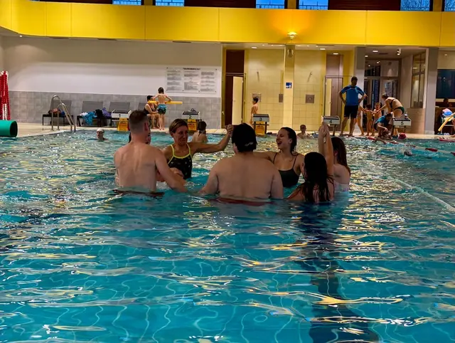 Sportliche Einheiten wie Schwimmen sollen für Bewegung und Spaß zugleich sorgen. | Foto: Down&Up