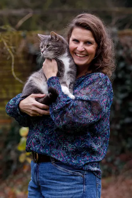 Isabel Erkemeij mit ihrem Kater Minho. | Foto: Melvin Erkemeij
