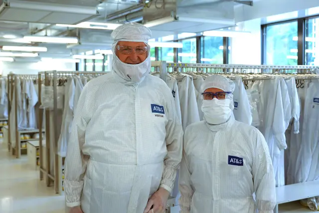 Rektor im Reinraum: Peter Moser (links) von der Montanuniversität besichtigte bei ATS in Leoben auch das neue Werk HTB3 mit dem Substrat-Experten Martin Münzer. | Foto: AT&amp;S/Christoph Heigl