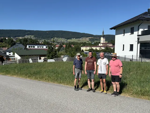 Ein hohes Haus mit dem Namen "Stiftblick" soll gebaut werden. Die Nachbar im Bild Karl Kaiser, Manfred Gabriel, Horst Schmidt und Fritz Hartl, v. l. wehren sich dagegen.  | Foto: Karin Bayr