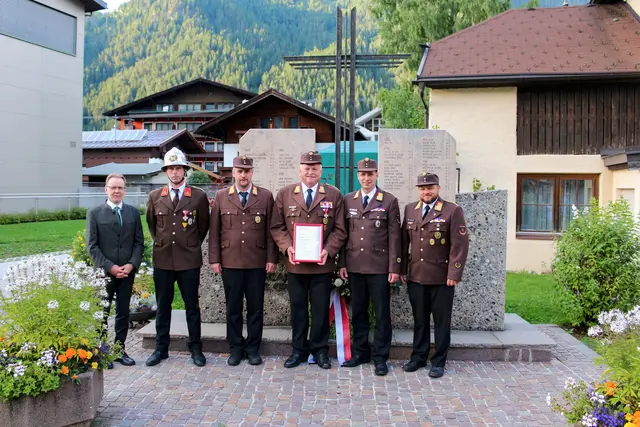 Bürgermeister Georg Hochfilzer, Alexander Foidl, Gottfried Schmid, Johann Leitinger, Andreas Schroll, Bernhard Geisler (v. li.).
 | Foto: Feuerwehr Waidring