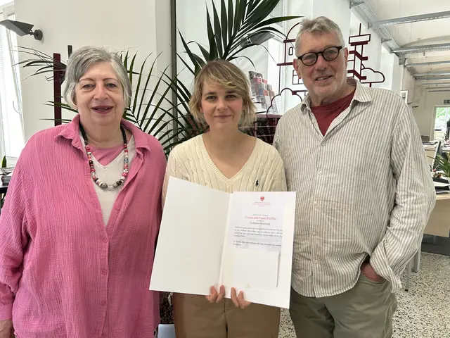 Bezirksvorsteherin Stefanie Lamp (SPÖ, M.) überreicht die Ehrengabe der Stadt Wien und gratuliert zur Goldenen Hochzeit. | Foto: BV16