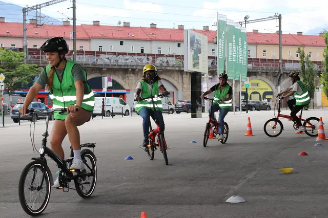 Über mehrere Wochen hinweg übten die Teilnehmerinnen das richtige Verhalten im Straßenverkehr – auf zwei Rädern und in sicherem Rahmen. | Foto: Klimabündnis Tirol