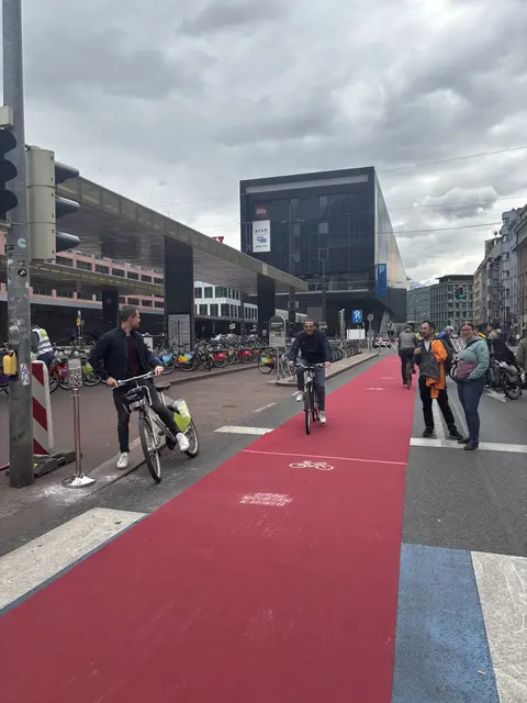 Erst kürzlich machte die Radlobby mit einem roten Teppich auf die prekäre Fahrradsituation am Innsbrucker Hauptbahnhof aufmerksam. | Foto: Meinbezirk/mo