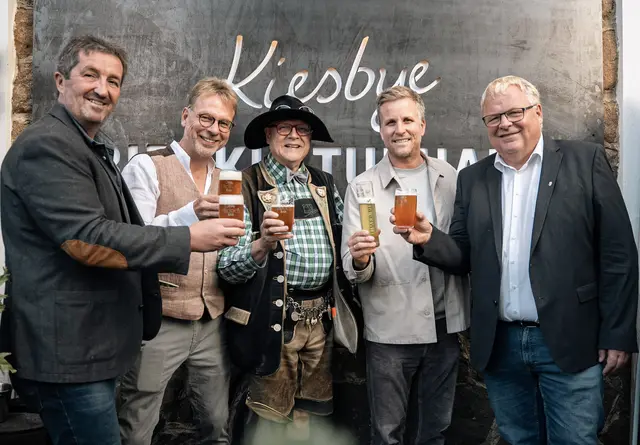 Von links: Manfred Huber (Wirtschaftsbund-Obmann), Axel Kiesbye (GF Frodo’s), Conrad Seidl ("Bierpapst"), Seppi Sigl (GF Trumer Privatbrauerei) und Simon Wallner (Bürgermeister Obertrum), beim gelungenen Pre-Opening. | Foto: Werner Leitner