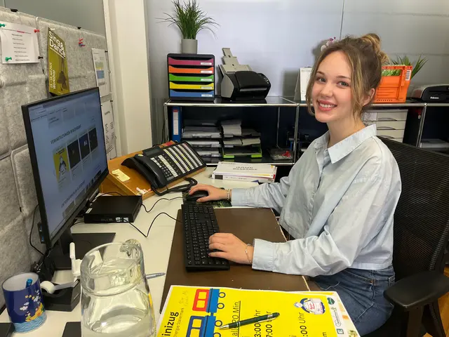 Emma Pock arbeitet als Ferialpraktikantin im Stadtmarketing Geisdorf | Foto: Jennifer Postl