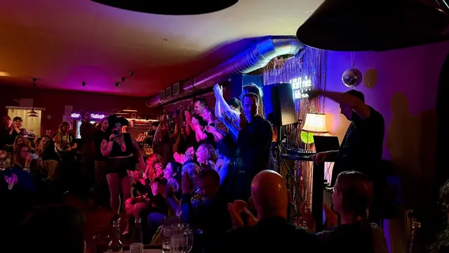 Am 1. August werden im Gi erneut zahlreiche bunte Acts erwartet. Von Burlesque bis hin zu literarischen Lesungen.  | Foto: Sophia Brandl