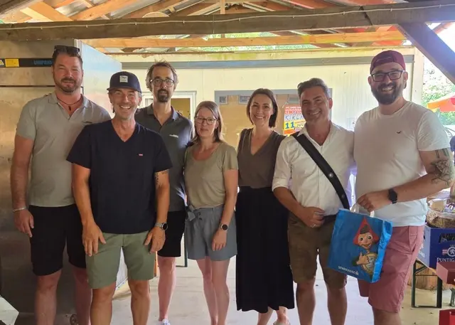 Das Team des SK ASKÖ Greuth rund um Obmann Markus Ronacher (3.vo. li.) lud zum traditionellen Sommerfest. Stammgast auch heuer wieder Bürgermeister Markus Lakounigg (2.vo.re.) | Foto: Privat
