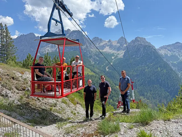 Techniker der ORS präsentieren die neue Betriebsseilbahn an der Senderanlage Rauchkofel. | Foto: ORS/Big Blue Marble