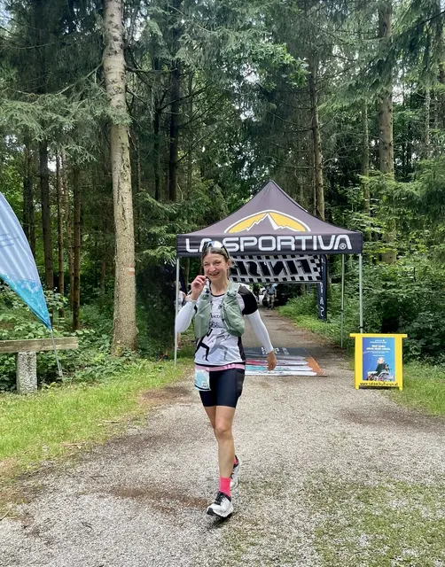 „Es ist unglaublich – vor einem Jahr war es für mich unvorstellbar, eine solche Distanz zu laufen. Und heute bin ich Siegerin eines 160-Kilometer-Laufs“, sagt Elisabeth Weissenbrunner.  | Foto: LG Innviertel