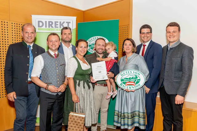 Bezirk Bruck an der Leitha Fam. Pillitsch: LAbg. Otto Auer, LVDV-Obmann Johann Höfinger, NV-Regionaldirektor Martin Gabler, Martina Pillitsch, Alexander Pillitsch mit Tochter Valentina Pillitsch, LVDV-Geschäftsführerin Martina Schauer, Landwirtschaftskammer NÖ-Vizepräsident Lorenz Mayr, „Gutes vom Bauernhof“-Projektleiter Simon Kaiblinger | Foto: LVDV NÖ/Georg Pomaßl