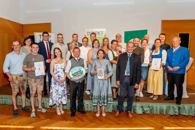 Top Heuriger, neue Betriebe:
1. Reihe (v.l.): Ernst Schabasser, Georg Schabasser, „Top-Heuriger“-Projektleiterin Raphaela Grasel, LVDV-Obmann Johann Höfinger, LVDV-Geschäftsführerin Martina Schauer, LAbg. Otto Auer
2. Reihe (v.l.): Irene Schabasser, Landwirtschaftskammer NÖ-Vizepräsident Lorenz Mayr, Hubert Blauensteiner, Petra Gmeiner, NV-Regionaldirektor Martin Gabler, Christian Gmeiner, Christine Priesching, Markus Priesching, Sabine Winkler, Martina Pillitsch mit Tochter Valentina Pillitsch, Herbert Zetner, Alexander Pillitsch, Anna Haunschmid, Herbert Plank, Ursula Spitzbart, „Gutes vom Bauernhof“-Projektleiter Simon Kaiblinger, Leopold Spitzbart (nicht am Bild: Fam. Bogenreiter vom HaDa Bio Hof) | Foto: LVDV NÖ/Georg Pomaßl