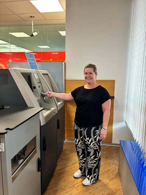 Martina Fleischanderl beim Bankomaten der Sparkasse in Melk | Foto: Pöchmann