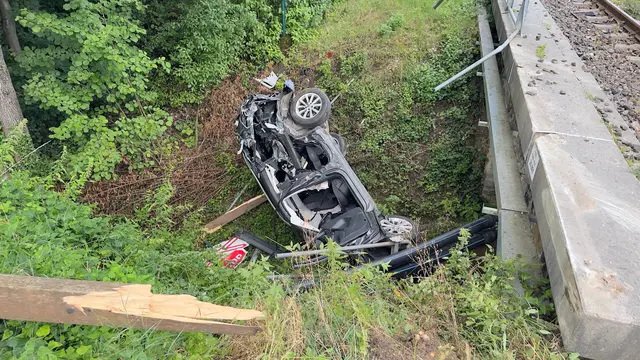 Ein Zugunfall ereignete sich am Dienstagmorgen. Ein Auto wurde dabei in den Graben katapultiert. | Foto: DOKU-NÖ