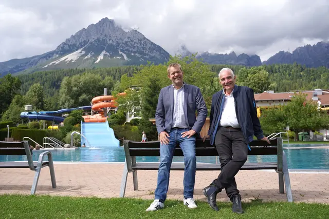 Das Kaiserbad bleibt geöffnet – Beiratsobmann Gert Oberhauser und Bürgermeister Klaus Manzl (v.l.) freuen sich. | Foto: Gphoto