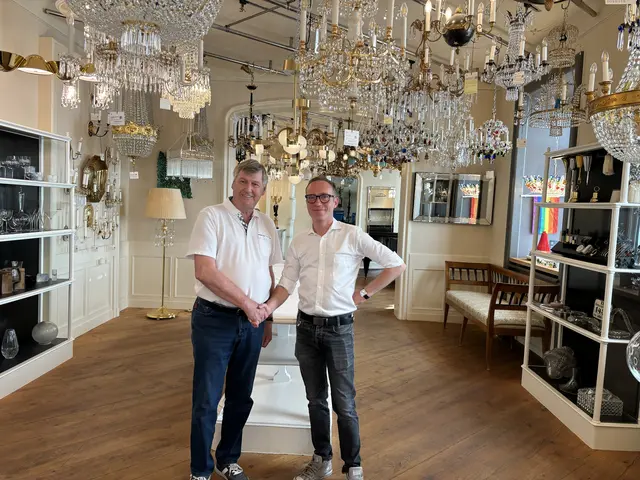 Erich Hohenberger (SPÖ) stattete Geschäftsführer Johannes Rath in der Salesianergasse einen Besuch ab.  | Foto: Luca Arztmann/MeinBezirk