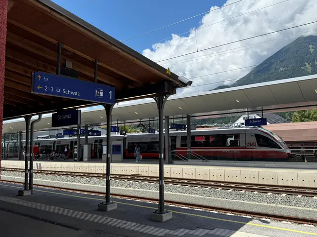 Nach dem Raub an der 90-jährigen Frau auf Höhe des Wohnblocks flüchtete der Täter über den Radweg in westliche Richtung Bahnhof, wo er vermutlich über das Bahngleis zum Steig 3 lief. | Foto: Zoom Tirol