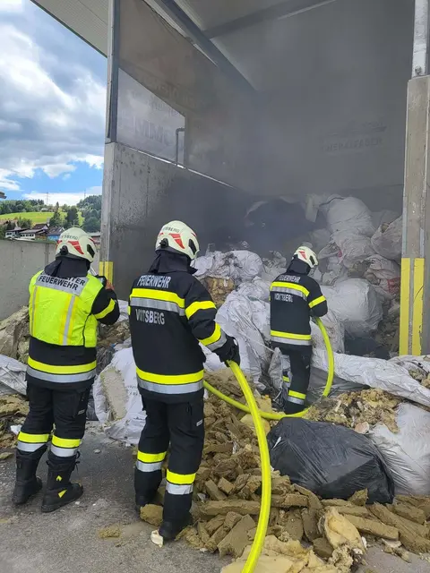 15 Feuerwehrleute löschten einen Brand in einem Voitsberger Abfallunternehmen. | Foto: FF Voitsberg
