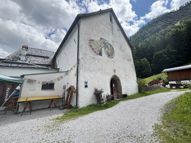 St. Magdalena war um 1440 ein kleines Kloster, gegründet von Salzmeister Hans Frankfurter und einigen "Waldbrüdern", die in Gebet und Einsamkeit lebten. Später übernahmen Nonnen die Einsiedelei, und die Gemeinschaft wuchs auf 24 Mitglieder. Die reiche Witwe Magdalena Götzner trat ein, erweiterte den Klosterbau und ließ eine Kirche zu Ehren der Hl. Magdalena errichten. 1499 verließ sie das Kloster und gründete ein neues im Gnadenwald. | Foto: Kendlbacher