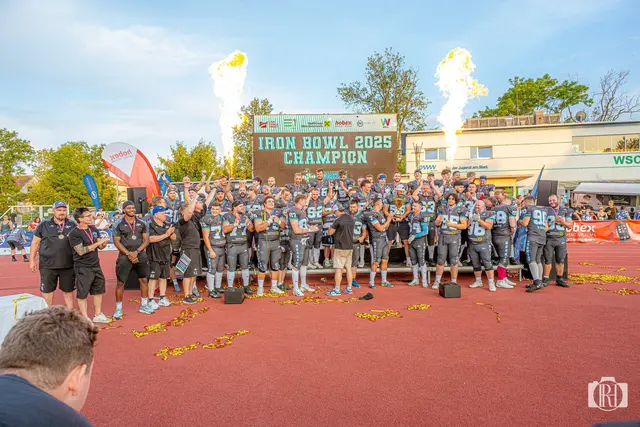 Jubel beim Huskies-Rudel: Sie schaffen nicht nur eine perfekte Saison, sondern mit dem Titel den Aufstieg in die AFL 1. Division. | Foto: Rene Hauser