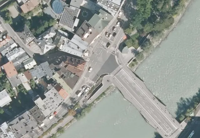 An der Kreuzung Innbrücke/Innstraße/Höttinger Gasse fuhr die 86-Jährige mehrfach auf ein vor ihr stehendes Fahrzeug auf. | Foto: googleearth/MeinBezirk