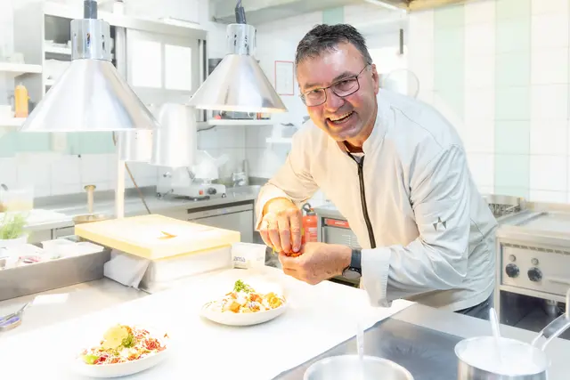 Reinhard Rois verbindet in seinem Landhaus klassische österreichische Küche mit internationaler Raffinesse und viel Erfahrung. | Foto: TV Region Graz - Harry Schiffer