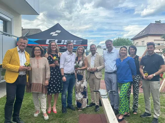 Gemeinsam mit Bürgermeister Christian Scheider und weiteren Kollegen aus dem Stadtsenat besuchte Stadtrat Franz Petritz das Sommer-  bzw. Eröffnungsfest der Hilfswerk Kärnten-KITA in Viktring. | Foto: Büro Petritz