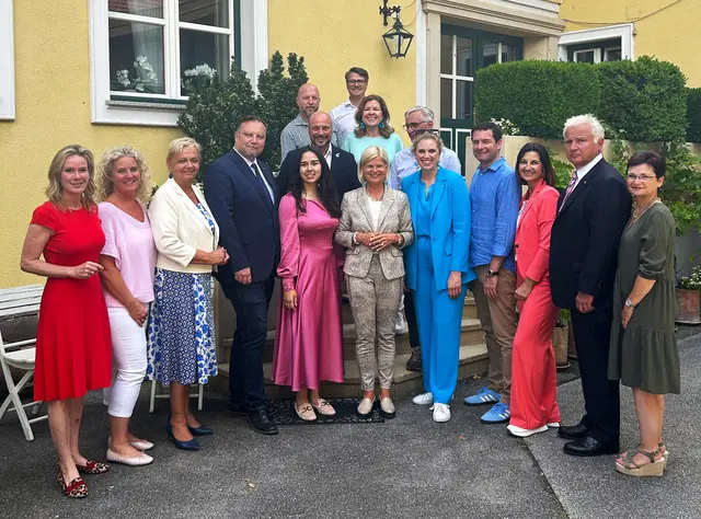 Die Vertreterinnen und Vertreter der VP im Bezirk Mödling mit BPO Marlene Zeidler-Beck an der Spitze mit Bundesministerin Klaudia Tanner.


 | Foto: VP-Bezirk Mödling