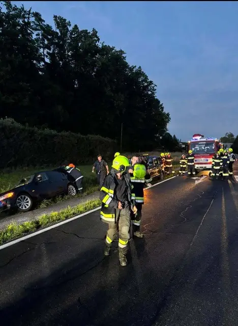 Zwei Feuerwehren bargen das Unfallauto aus dem Straßengraben. | Foto: FF Söding
