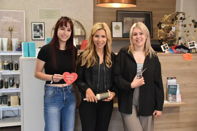 "Hairrichtn" als beliebtester Friseursalon im Land NÖ: Friseurin Elisabeth Bayerl (M.) mit ihren Lehrlingen Elena Sonnleitner und Jasmin Karl in Wieselburg | Foto: Roland Mayr/MeinBezirk Scheibbs