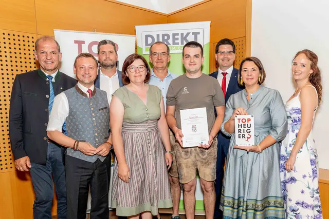 Top-Heuriger, Bezirk St.Pölten, Fam. Schabasser (v.l.): LAbg. Otto Auer, LVDV-Obmann Johann Höfinger, NV-Regionaldirektor Martin Gabler, Irene Schabasser, Ernst Schabasser, Georg Schabasser, LK NÖ-Vizepräsident Lorenz Mayr, LVDV-Geschäftsführerin Martina Schauer, Top-Heuriger-Projektleiterin Raphaela Grasel | Foto: LVDV NÖ/Georg Pomaßl