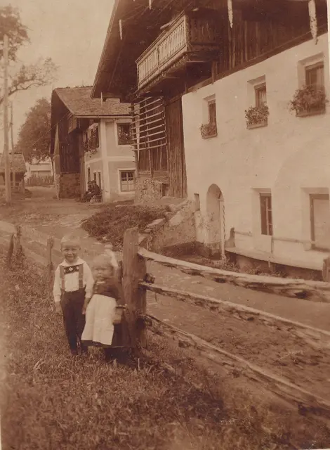 Hof - Brosler Maria (verh. Holzknecht - Stempfler )und Sepp Hörtnagl - vor Brosler .jpeg | Foto: Chronik Gemeinde Grinzens